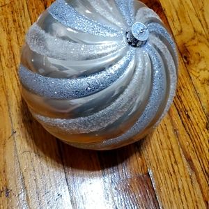 Chirstmas Tree big ornaments